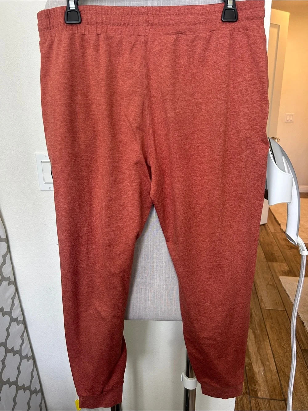 Vuori Women’s (M) cinnamon heather Performance Jogger - Picture 2 of 5